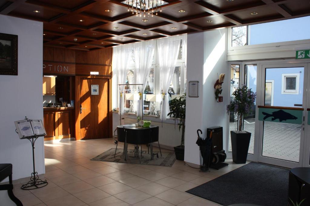 Hotel Blauer Karpfen Oberschleißheim Exterior foto